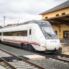 El tren a Madrid estacionado ayer en la estación de El Cañuelo de Soria.