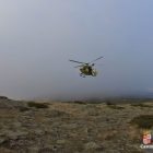 El helicóptero de rescate de la Junta evacúa a un joven lesionado en una pierna en una ruta por Guadarrama.