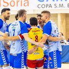 Los jugadores del C.V. Grupo Herce Río Duero celebran un punto durante un partido en Los Pajaritos.