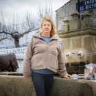 Pilar Escobar posa junto a algunos de los productos de Embutidos El Mayorazgo enfrente de su obrador.