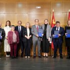 La vicepresidenta de la Junta y consejera de Familia Isabel Blanco junto a la consejera de Industria Leticia García y los galardonados.