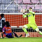 Kuda ataja un balón en el partido de Copa ante el Sporting, último choque en el que ha sido titular.