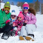 Familia en un día de nieve protegidos todos con gafas.
