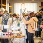 Comprando con motivo del 'Black Friday'.