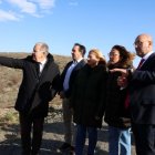 La consejera de Agricultura, junto al alcalde de Ágreda, en primer término, en un momento de la visita.