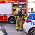 Camión de bomberos con un coche de la Policía Local.