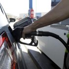 Conductor echando carburante al vehículo.