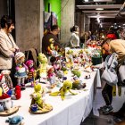 Stands de menestrales que muestran sus creaciones