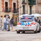 Vehículo de la Policía Local en la plaza Mayor.