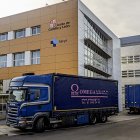 Los camiones con el acelerador lineal esperan a la entrada del hospital.