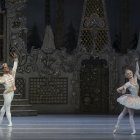 Archivo - Una de las escenas de 'El Cascanueces' del Royal Ballet.