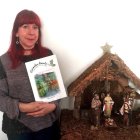 Begoña García posa junto a su primer libro.