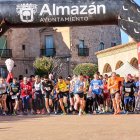 Imagen de la salida de la Carrera Popular de Almazán que se celebró en la matinal del domingo.