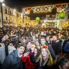 Familias y grupos celebran la nochevieja.