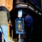 Varias personas hacen cola en una administración de lotería para comprar décimos de cara al Sorteo de El Niño, a 26 de diciembre de 2024, en Madrid (España). Tras la celebración del Sorteo de Navidad, ha comenzado la compra de décimos para el Sorteo de El.