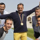 Fermín Cacho junto otros medallistas olímpicos en Barcelona 92 en el Estadio de Montjuic.