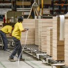 Vista del interior de la empresa Norma Doors de San Leonardo con dos trabajadores.