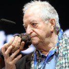 El cocinero Juan María Arzak, oliendo una de las trufas negras de Soria que se subastaban en el certamen Madrid Fusión.