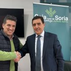 Roberto Ayensa y Carlos Martínez tras la firma del convenio.