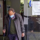 Una persona de edad avanzada con mascarilla.