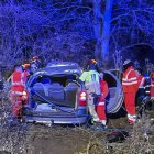 Servicios de emergencia en el lugar del accidente de tráfico mortal.