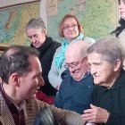 Felisa recibe el homenaje por parte de su familia, vecinos, y Diputación.