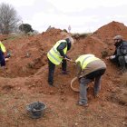 Trabajos de excavación en la fosa común.