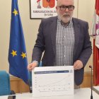 El subdelegado del Gobierno, Miguel Latorre, con el gráfico que muestra la subida de las pensiones con el PSOE (en rojo).