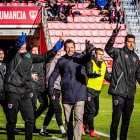 Aitor Calle y su cuerpo técnico en un encuentro en el banquillo de Los Pajaritos.