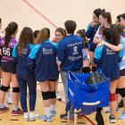 Claudia Íñigo en un tiempo muerto con sus jugadoras.