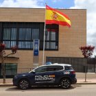 Un vehículo policial frente a la Comisaría de Soria.