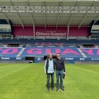 El alcalde de Soria junto al accionista del Numancia Michel Deller en el estadio del Independiente del Valle.