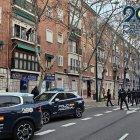 Calle en la que se encuentra la vivienda, con coches policiales.