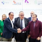 Serrano, Vázquez y Aguarón tras la firma del convenio.