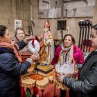 Los jurados de El Rosel y San Blas acercan el santo a sus vecinos.