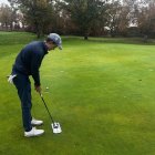 Miguel López durante un torneo de golf.