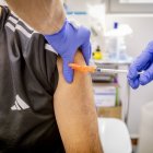 Paciente vacunándose contra la gripe