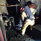 Un bombero en la sala afectada.