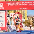 Marina Muñoz en el momento de cruzar la línea de meta como ganadora del duatlón soriano.