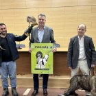 El director de la Feria de Valladolid, Alberto Alonso, en el medio, junto al presidente de la Sociedad Canina Castellana, Tomás Domínguez, y el responsable de Avesaurio, Arturo Pascual, en la presentación de Fimascota.