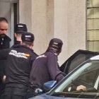 Ángel Hernández el día de su detención saliendo de la Comisaría de Soria.