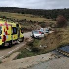 Los servicios de emergencia junto al vehículo en el que viajaba el fallecido en el accidente de tráfico.