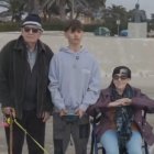 La familia posa junto a la costa en Menorca en el vídeo de 'El Cromas'.