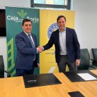 Carlos Martínez y Gonzalo Irigoyen tras la firma de la renovación del convenio.