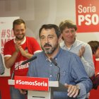 Javier Muñoz celebrando una victoria electoral del PSOE en la sede de Soria delante de Carlos Martínez.