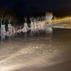 Carretera con agua cerca del restaurante.