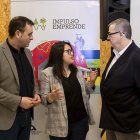 Gregorio García y Alberto Santamaría con una empresaria del Semillero.