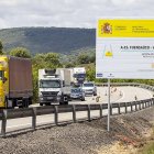 Cartel del Ministerio sobre las obras del tramo Fuensaúco-Villar junto a la N-122.