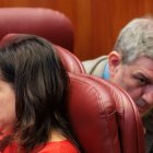 Alicia Palomo y José Luis Vázquez, dos de los 'críticos', este jueves en el pleno de las Cortes.