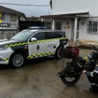 Un agente de la Guardia Civil inspecciona el ciclomotor envuelto en el suceso.